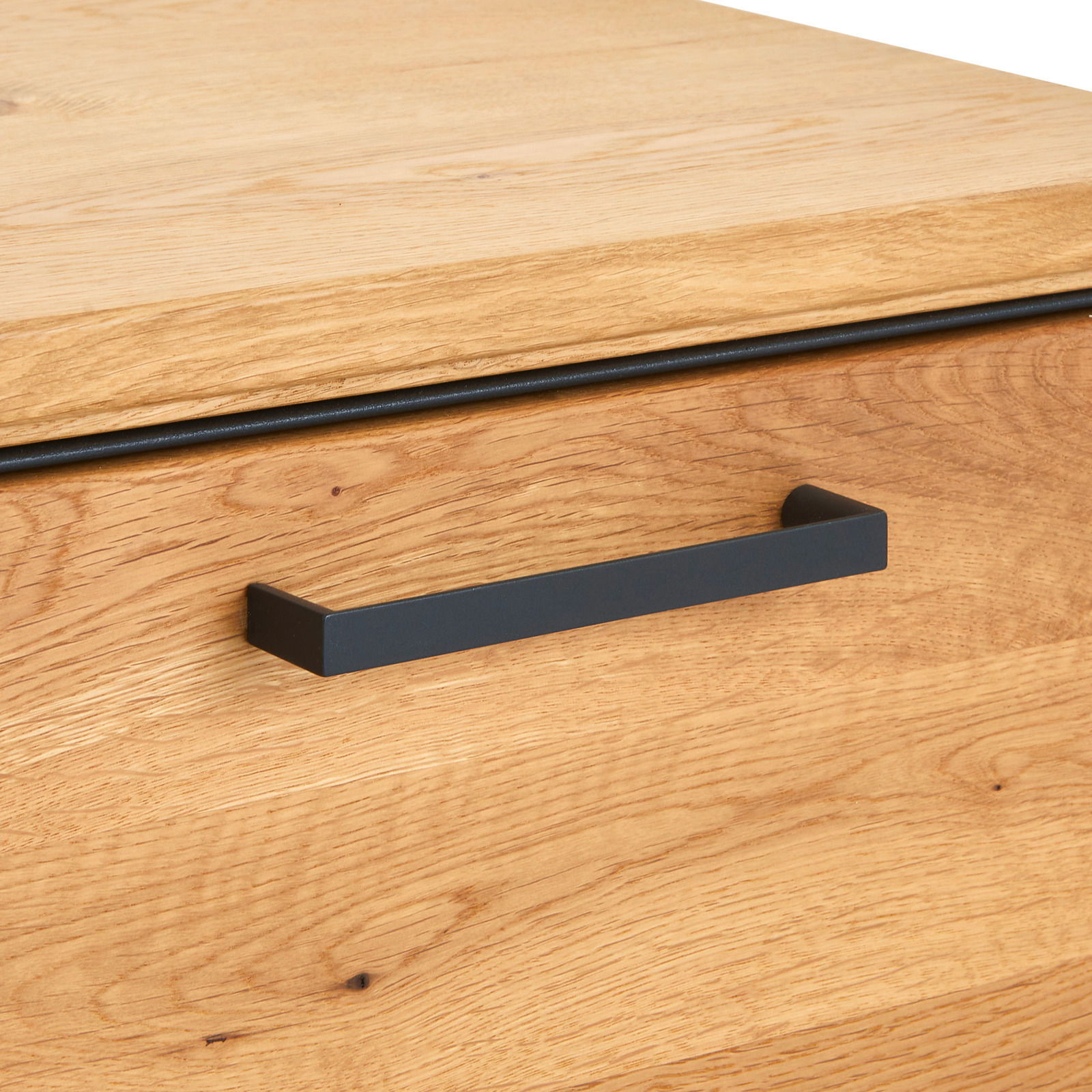 Nahaufnahme eines Anstellcontainers aus Holz mit schwarzem Griff, Perspektive von vorne.