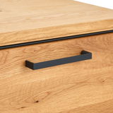 Nahaufnahme eines Anstellcontainers aus Holz mit schwarzem Griff, Perspektive von vorne.