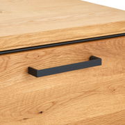 Nahaufnahme eines Anstellcontainers aus Holz mit schwarzem Griff, Perspektive von vorne.