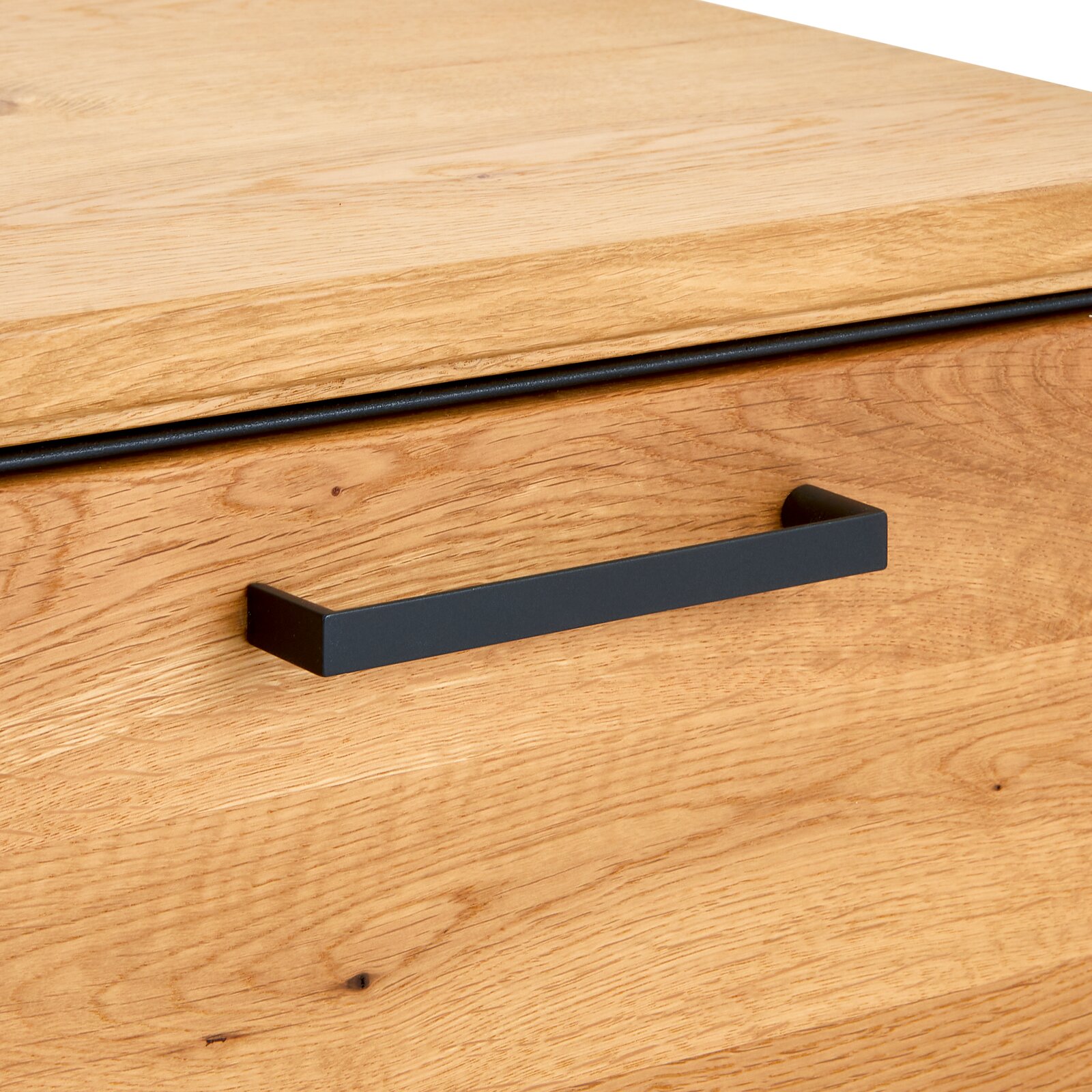 Nahaufnahme eines Anstellcontainers aus Holz mit schwarzem Griff, Perspektive von vorne.