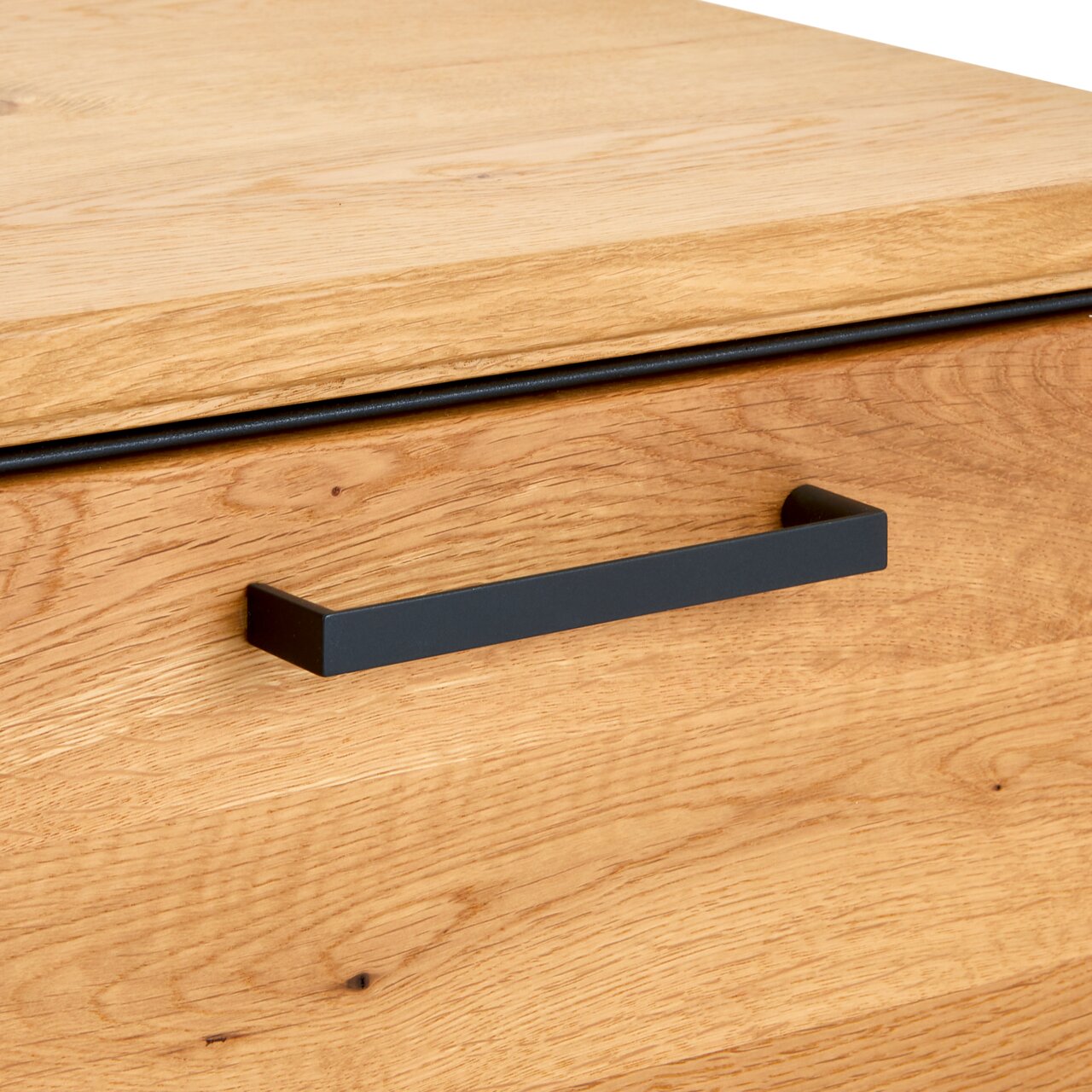 Nahaufnahme eines Anstellcontainers aus Holz mit schwarzem Griff, Perspektive von vorne.