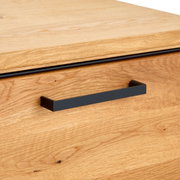Close-up van een houten opzetcontainer met zwarte handgreep, gezien van voren.