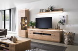 Wohnkombination BARCELONA von Zurbrüggen in heller Holzoptik, bestehend aus einem TV-Board, einem hohen Schrank mit Glaselementen und einem Wandregal. Perspektive: Frontalansicht.