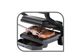 Optigrill GC7058 in seitlicher Perspektive mit gegrilltem Steak und Grillgabel