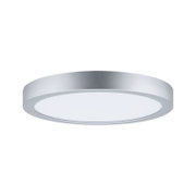 Runde, flache LED-Deckenleuchte in Silber mit weißer Diffusorfläche, schräg von unten/frontseitig freigestellt auf weißem Hintergrund