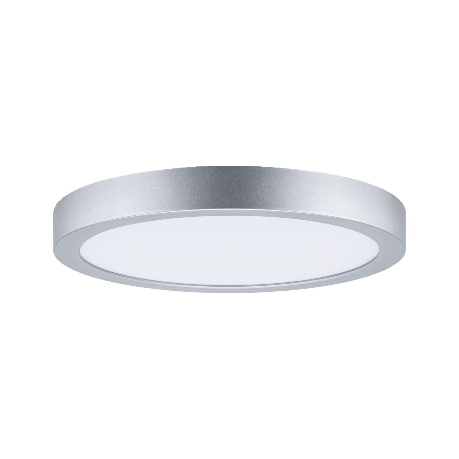 Runde, flache LED-Deckenleuchte in Silber mit weißer Diffusorfläche, schräg von unten/frontseitig freigestellt auf weißem Hintergrund