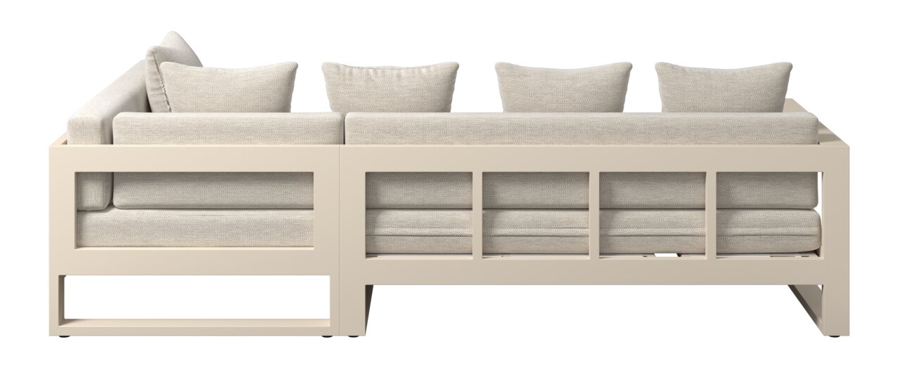 Rückansicht eines Lounge-Sets mit beigem Rahmen und hellen Kissen