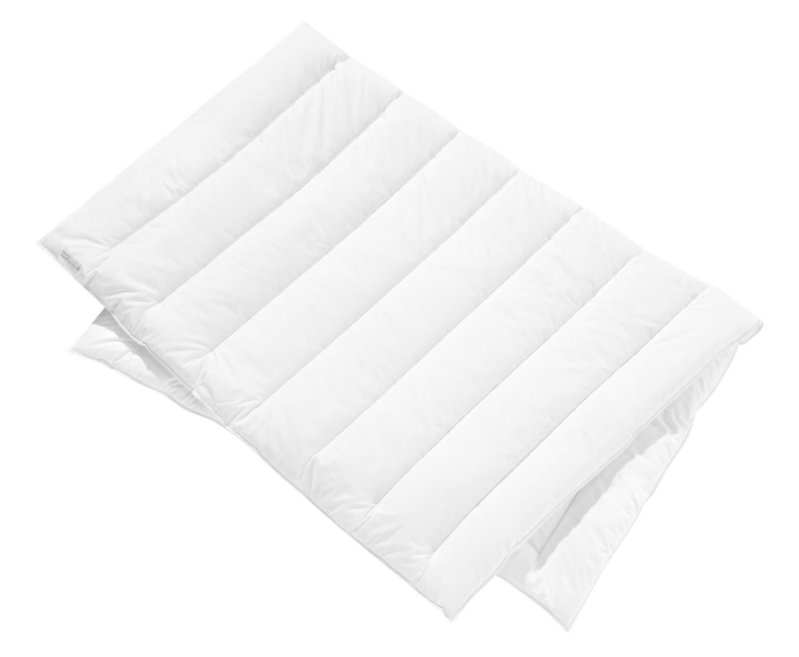 Weiße Winterdecke 135x200cm in diagonaler Perspektive, gefaltet und mit gestepptem Design.