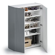 Schuhschrank mit offenen Türen, gefüllt mit verschiedenen Schuhen, seitliche Perspektive