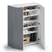 Schuhschrank mit offenen Türen, gefüllt mit verschiedenen Schuhen, seitliche Perspektive