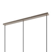 Moderne Hängeleuchte mit rechteckiger Deckenhalterung und zwei schwarzen Kabeln, seitliche Perspektive