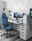 Moderner blauer Gaming-Stuhl in einem stilvollen Gaming-Setup, seitliche Perspektive