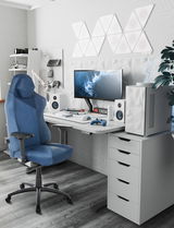 Moderner blauer Gaming-Stuhl in einem stilvollen Gaming-Setup, seitliche Perspektive