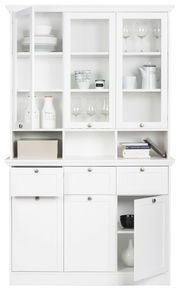 Weißes Buffet mit Glastüren, Schubladen und offenen Regalen, frontal fotografiert.