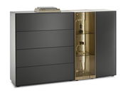 Modernes Highboard in dunklem Design mit vier Schubladen und einem beleuchteten Vitrinenfach, seitliche Perspektive.
