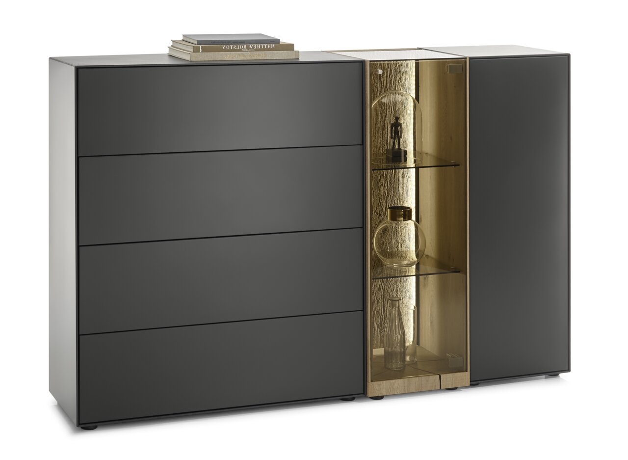 Modernes Highboard in dunklem Design mit vier Schubladen und einem beleuchteten Vitrinenfach, seitliche Perspektive.