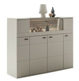 Modernes Highboard in hellem Beige mit mehreren Schubladen und Fächern, dekoriert mit Vasen und Gläsern, seitliche Perspektive.