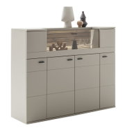 Modern hoogkastje in lichtbeige met meerdere lades en vakken, versierd met vazen en glazen, zijaanzicht.