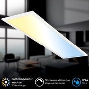 Rechthoekig LED plafondpaneel met witte rand en instelbare witlichtkleur, traploos dimbaar en IP44, schuin van onderen in perspectief weergegeven tegen een onscherpe interieurachtergrond