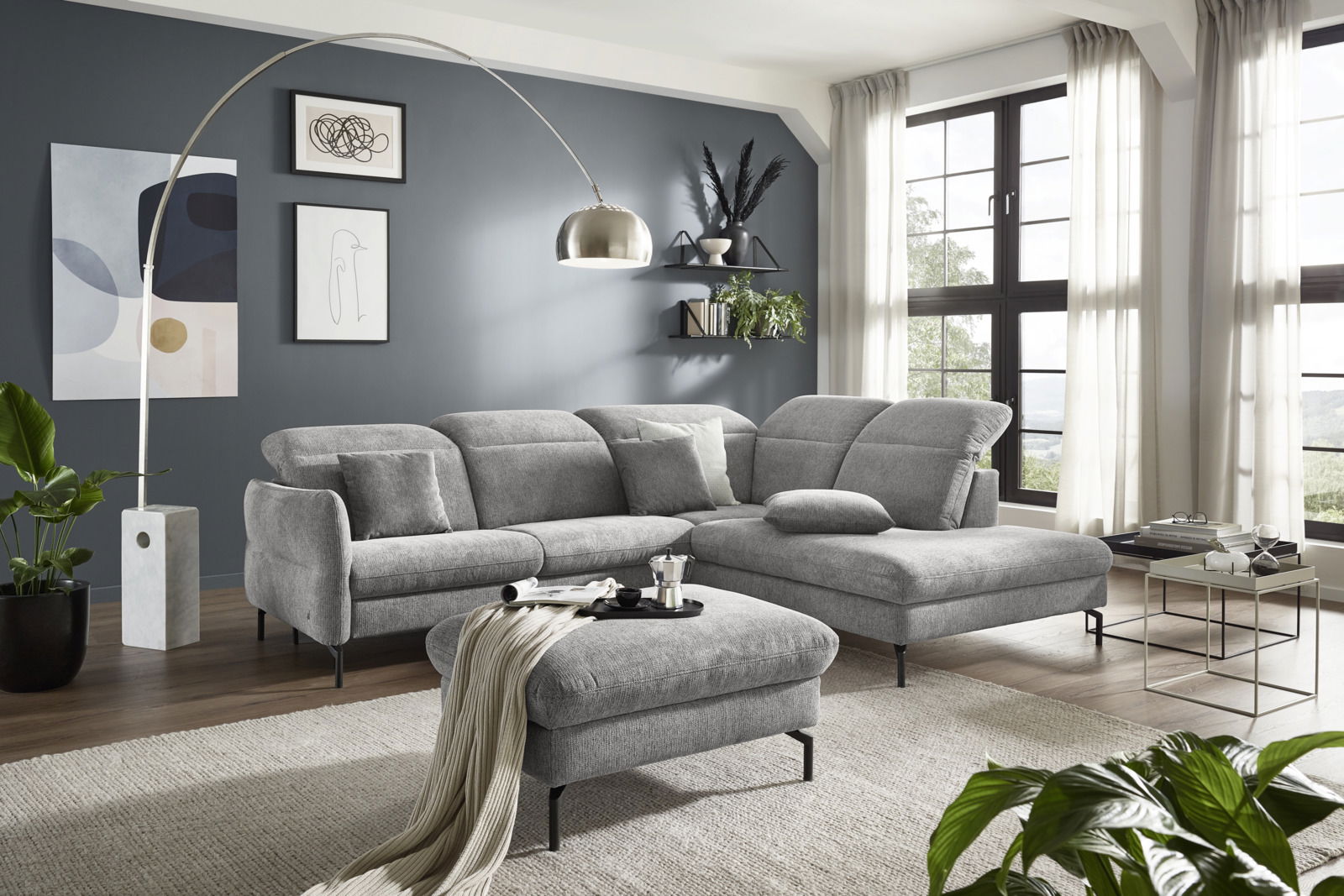 Graue Polsterrundecke in einem modernen Wohnzimmer, seitliche Perspektive