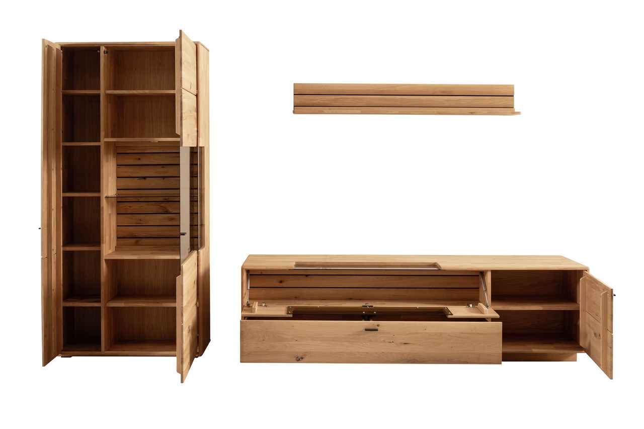 Frontale Ansicht der Linea Natura Wandkombination GEORGIA mit offenem Schrank und Regal in natürlicher Holzoptik.