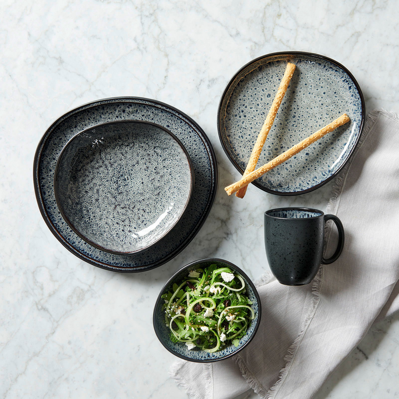 Novel Kombiservice 10-tlg. SÖREN Kombiservice 10-tlg. in eleganter Steinoptik, bestehend aus Tellern, Schalen und einer Tasse, von oben fotografiert auf einem Marmortisch.