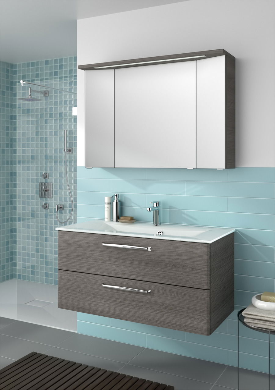 Moderner Badblock mit Spiegelschrank und Waschbecken, seitliche Perspektive