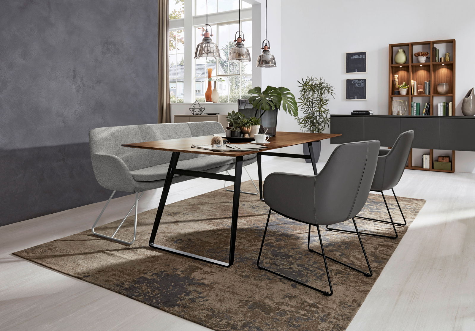 Moderne Polsterbank in einem stilvollen Esszimmer, seitliche Perspektive