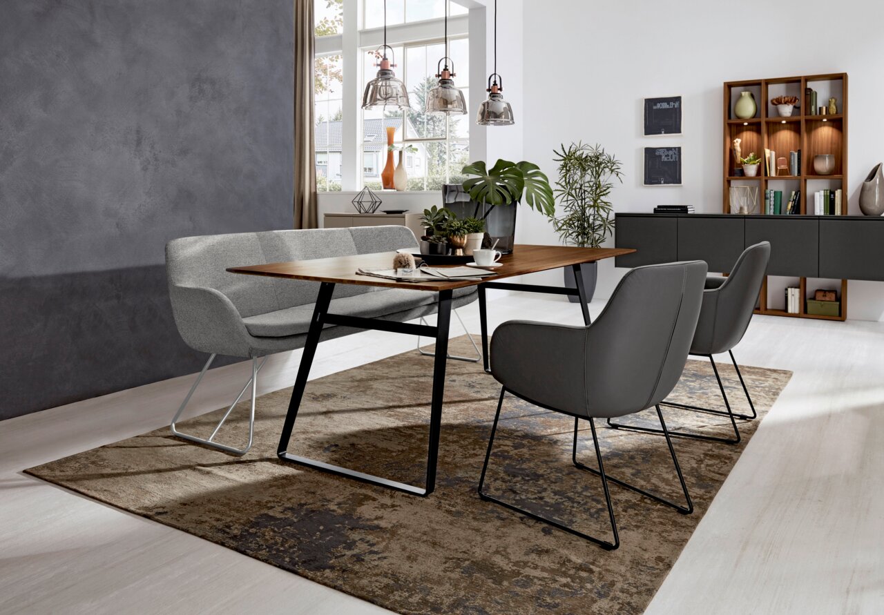 Moderne Polsterbank in einem stilvollen Esszimmer, seitliche Perspektive