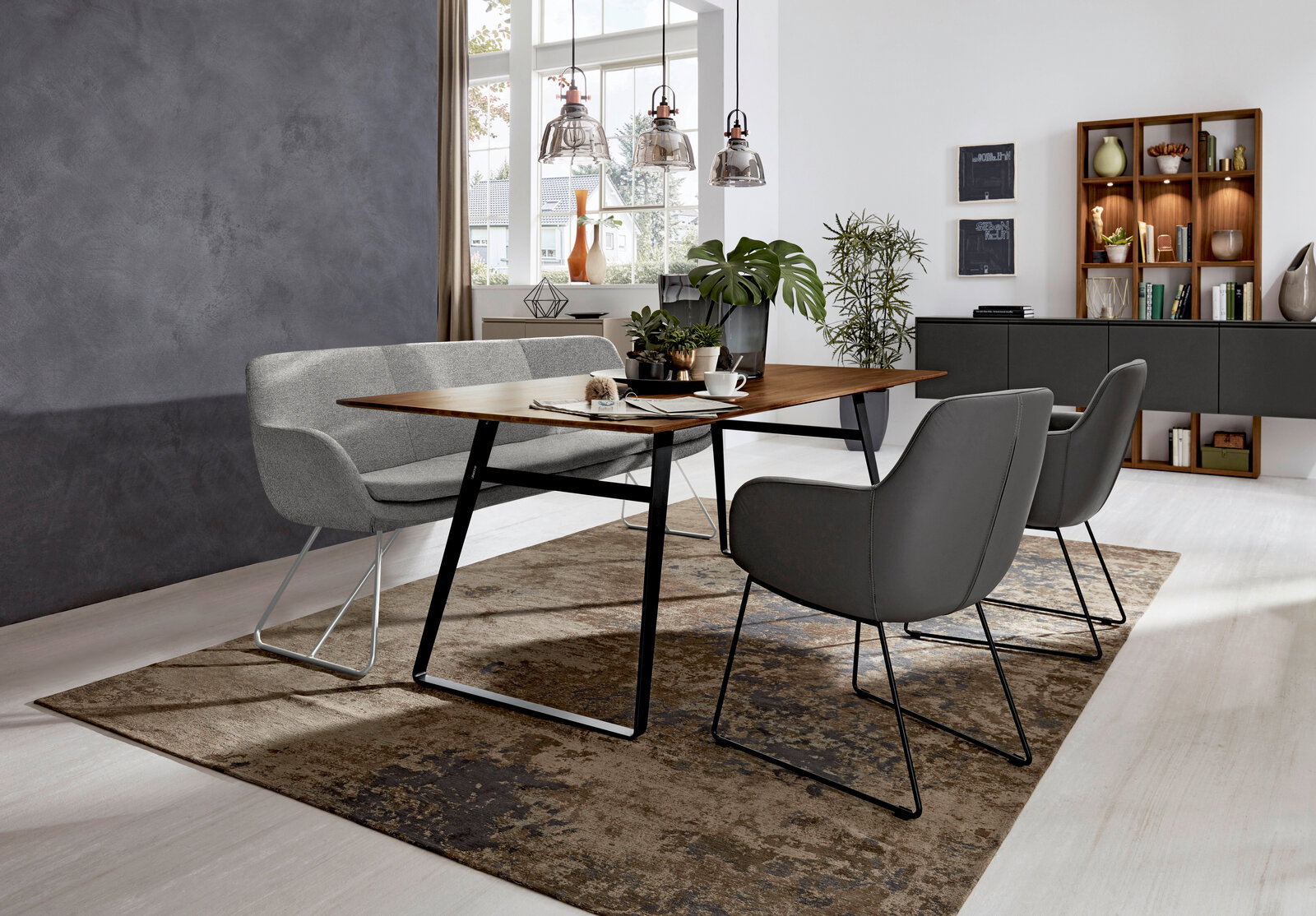 Moderne Polsterbank in einem stilvollen Esszimmer, seitliche Perspektive