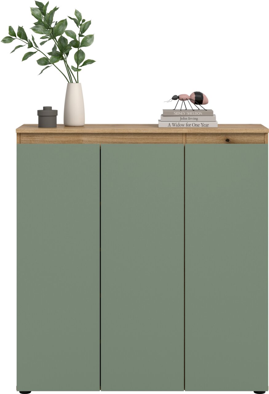 Modernes Sideboard mit drei mattgrünen Türen und Holzplatte, dekoriert mit Vase und Büchern, frontale Ansicht.