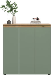 Modernes Sideboard mit drei mattgrünen Türen und Holzplatte, dekoriert mit Vase und Büchern, frontale Ansicht.