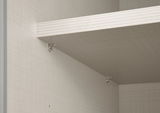 Nahaufnahme eines Einlegebodens in einem Schwebetürenschrank, montiert mit Metallhalterungen. Perspektive von unten links.