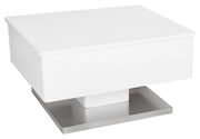 Moderner weißer Couchtisch mit quadratischer Form und Metallbasis, seitliche Perspektive