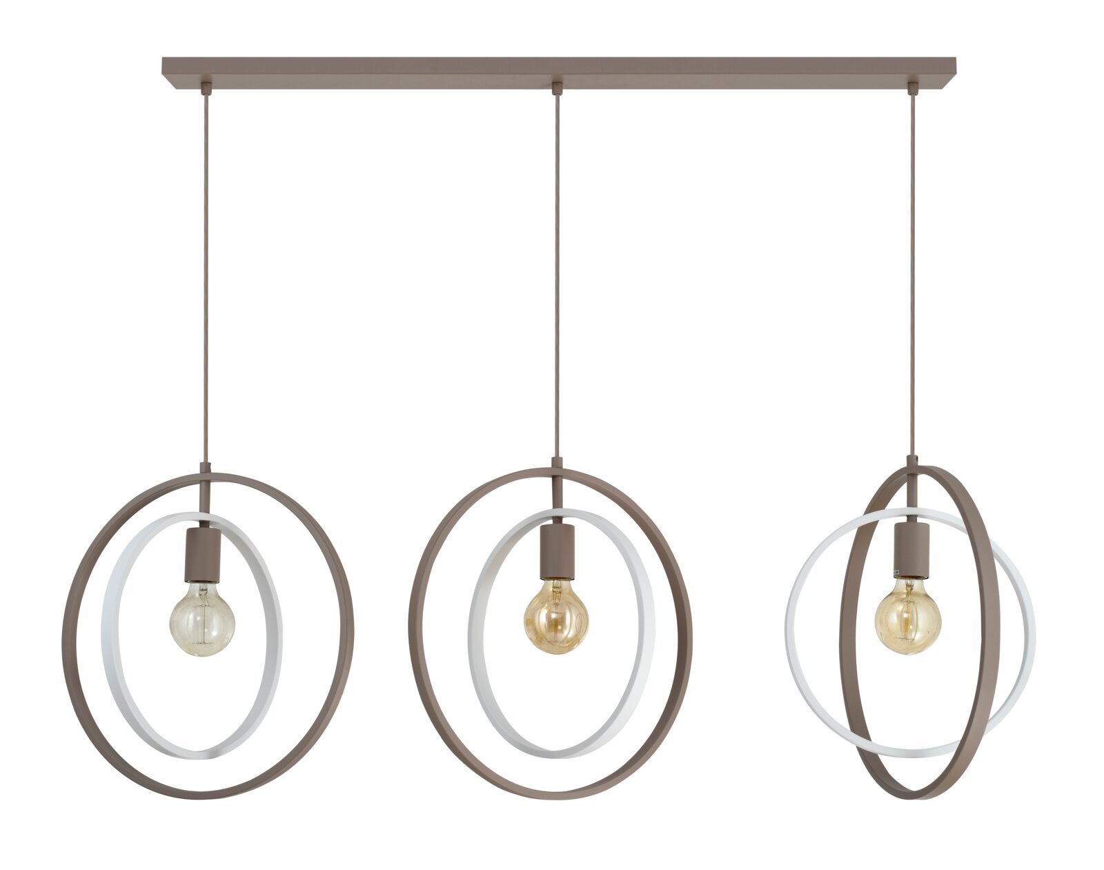 Frontaal aanzicht van een moderne drievoudige hanglamp met taupekleurige plafondbalk, drie ronde filamentlampen en decoratieve ringen in taupe en wit.