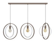 Frontaal aanzicht van een moderne drievoudige hanglamp met taupekleurige plafondbalk, drie ronde filamentlampen en decoratieve ringen in taupe en wit.