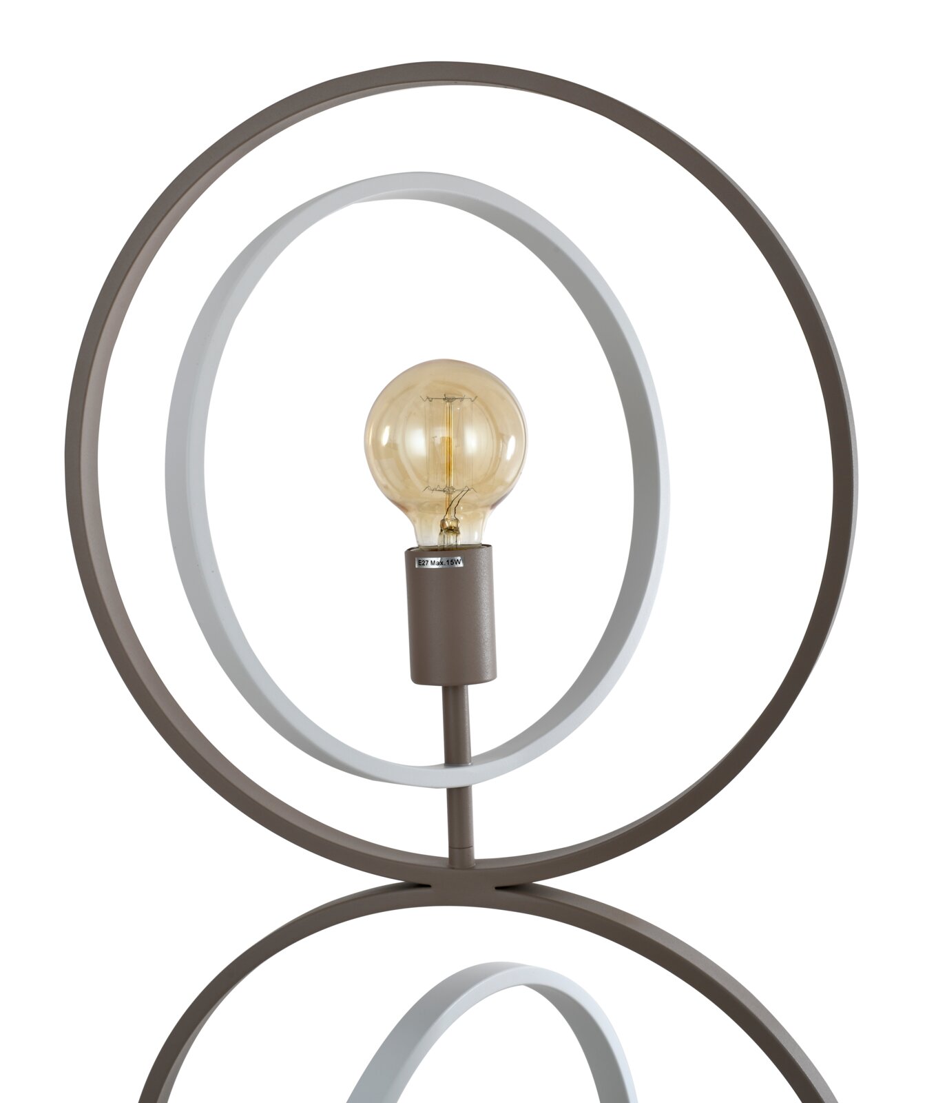 Vooraanzicht van een moderne tafellamp met grote bruine en witte metalen ringen en een centraal geplaatste amberkleurige lichtbron op een spiegelend oppervlak.
