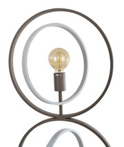 Vooraanzicht van een moderne tafellamp met grote bruine en witte metalen ringen en een centraal geplaatste amberkleurige lichtbron op een spiegelend oppervlak.