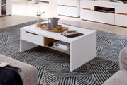 Moderner weißer Couchtisch mit Schublade und Ablagefach, dekoriert mit Tablett und Accessoires, aus seitlicher Perspektive fotografiert.