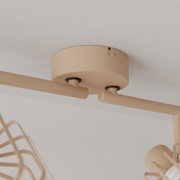 Beige Deckenleuchte mit zwei zylindrischen Spots an runder Deckenhalterung, Ansicht von unten in leichter Untersicht.