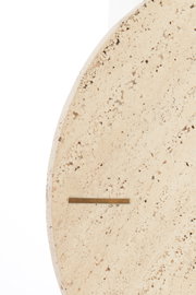 Nahaufnahme einer runden Uhr aus hellem, gesprenkeltem Steinmaterial mit minimalistischem Design, seitliche Perspektive.