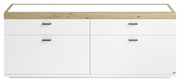 Frontansicht eines modernen TV-Lowboards mit weißem Korpus und Holzoberfläche, ausgestattet mit vier Schubladen und schwarzen Griffen.
