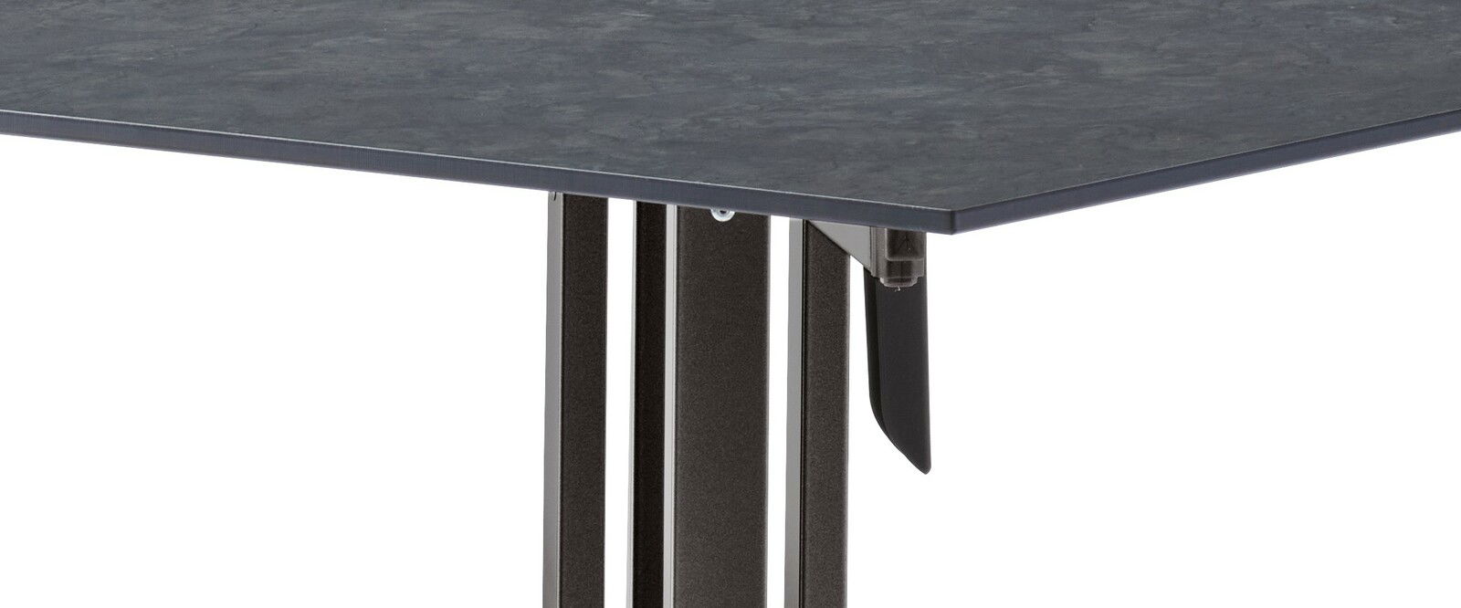 Nahaufnahme eines Gartentisches mit dunkler Tischplatte und stabilen Metallbeinen, seitliche Perspektive.