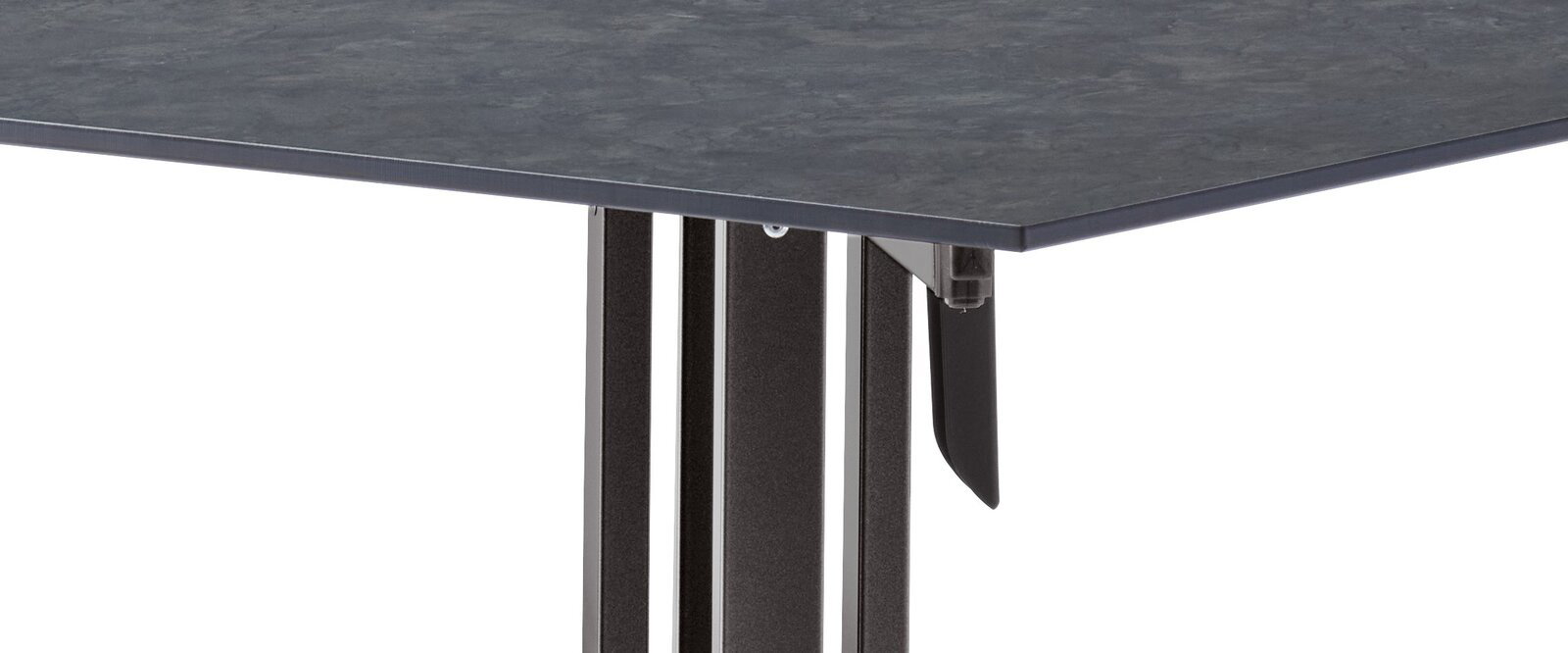 Nahaufnahme eines Gartentisches mit dunkler Tischplatte und stabilen Metallbeinen, seitliche Perspektive.