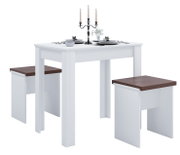 Weißes Esszimmer-Set mit rechteckigem Tisch und zwei Hockern mit braunen Sitzflächen, gedeckter Tisch mit Kerzenleuchter und Geschirr, freigestellt auf weißem Hintergrund, Ansicht schräg von vorne.