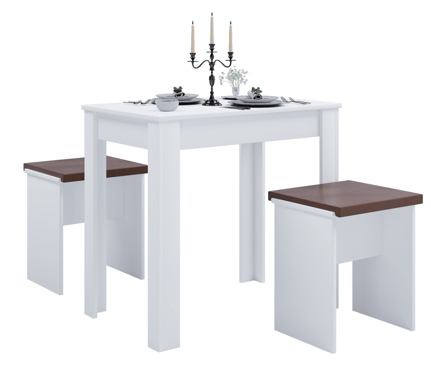 Weißes Esszimmer-Set mit rechteckigem Tisch und zwei Hockern mit braunen Sitzflächen, gedeckter Tisch mit Kerzenleuchter und Geschirr, freigestellt auf weißem Hintergrund, Ansicht schräg von vorne.