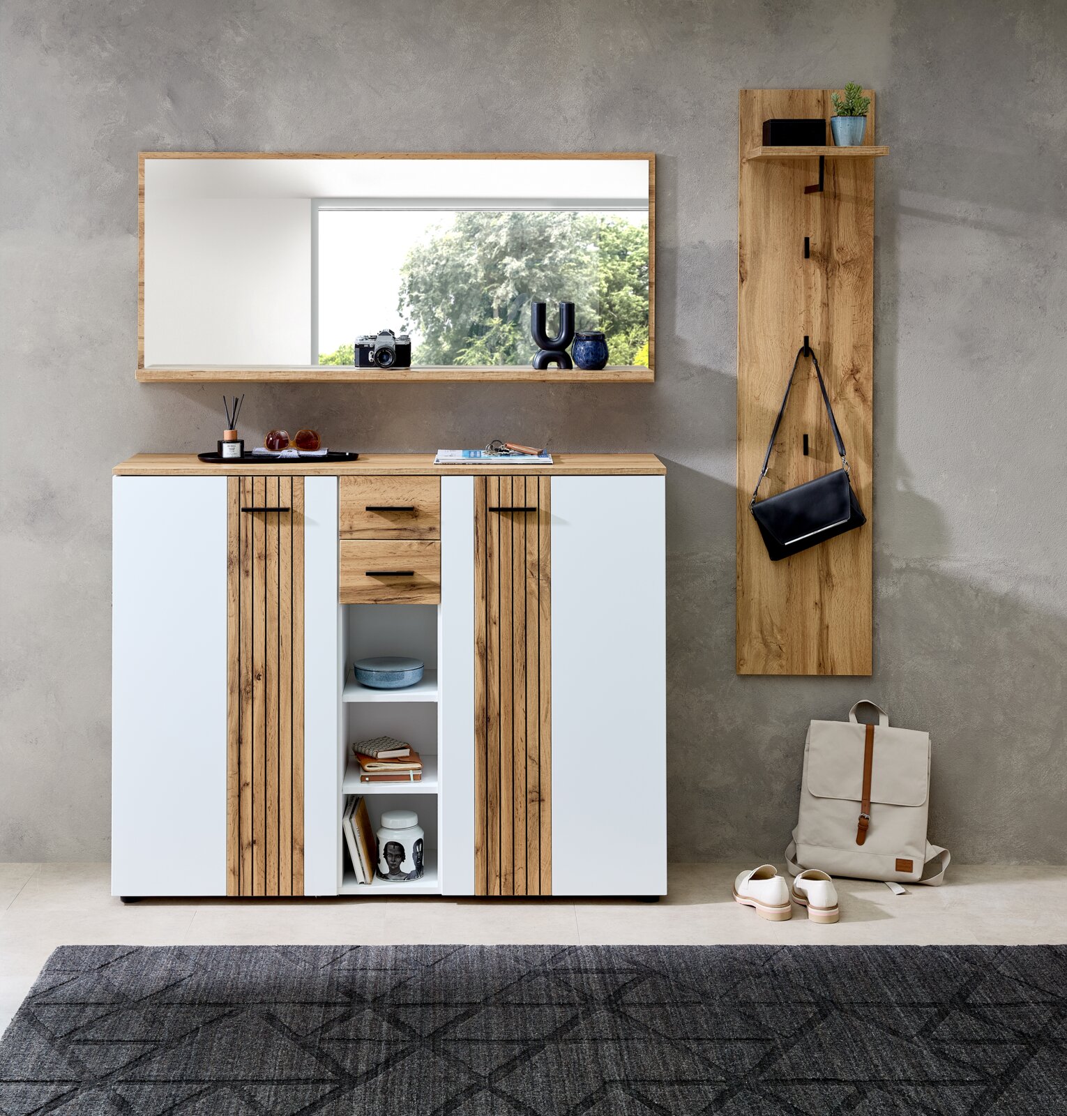 Garderoben-Set bestehend aus einem XL-Schuhschrank und einem langen Garderobenpaneel in Holzoptik, frontal fotografiert. Der Schuhschrank hat weiße Türen mit Holzstreifen und offene Fächer, das Paneel bietet Haken und eine Ablage.