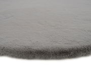 Grauer Fellteppich in Nahaufnahme, flauschige Textur, seitliche Perspektive