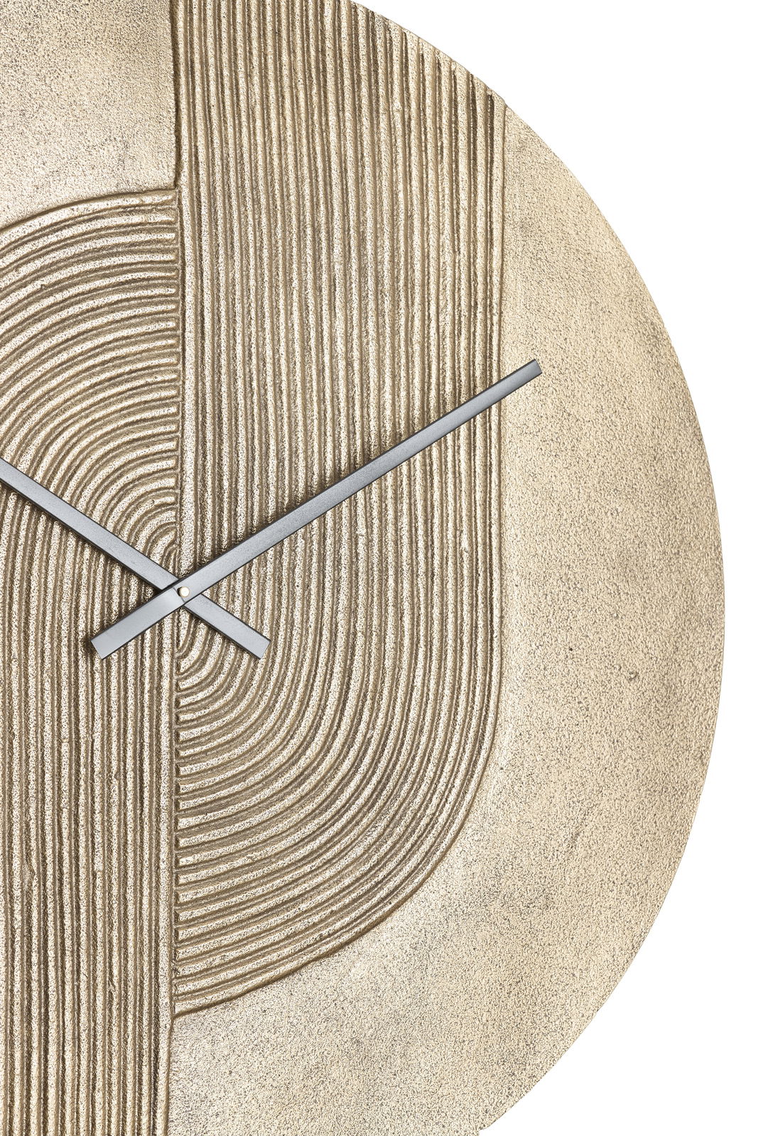Light&Living Klok GWENNA Nahaufnahme einer dekorativen Uhr mit strukturiertem, goldfarbenem Zifferblatt und silbernen Zeigern.