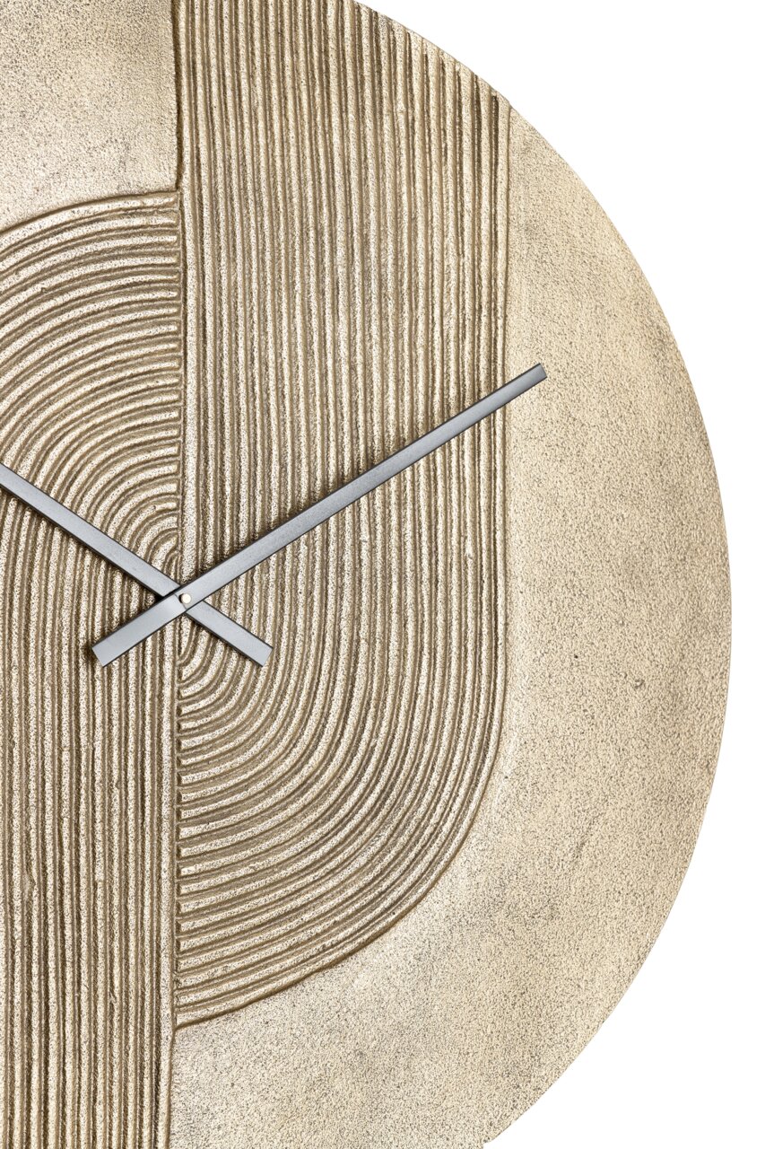 Nahaufnahme einer dekorativen Uhr mit strukturiertem, goldfarbenem Zifferblatt und silbernen Zeigern.